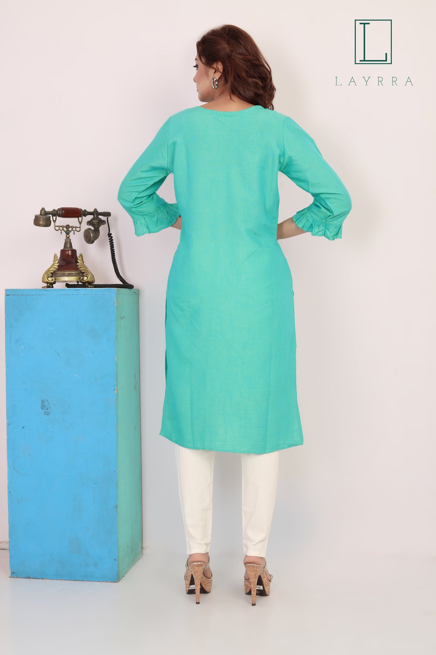 Women Bluish Green Pearlescent Ethnic Plain Kurta with Trousers
